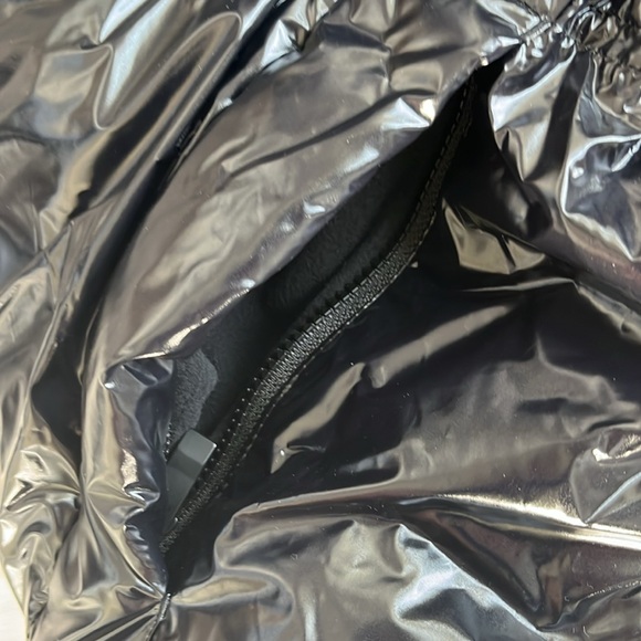 Women’s ALO yoga puffer jacket. 
NEW with tags. NEVER worn. Gloss black. - Picture 7 of 8